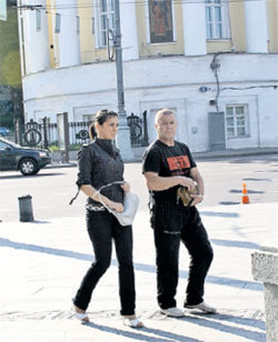 Актер с подругой по дороге на выставку