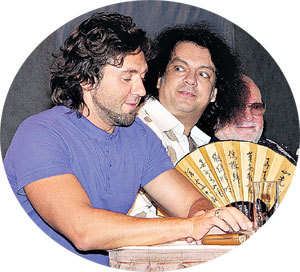 Ночи напролет КИРКОРОВ и МАЛАХОВ проводили в баре санатория «Родина», выстроенного на деньги олигарха Дерипаски. Андрей, утомленный спортивными занятиями, почти засыпал за столиком, а Филипп не переставая шутил о жителях Пекина - на днях король российской эстрады вернулся с Олимпиады