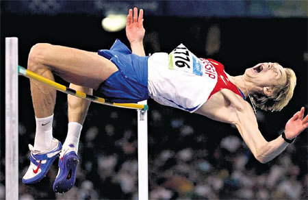 Прыжок Андрея СИЛЬНОВА на пьедестал в Пекине (фото «Reuters»)