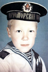 И в детстве, и сейчас Антон как две капли воды похож на отца