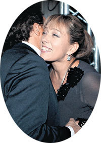 Александр ГАФИН с удовольствием расцеловался с подругой - пышногрудой телезвездой Ариной ШАРАПОВОЙ