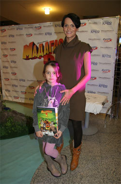 СЛАВА и её дочка Саша продемонстрировали окружающим новые сапожки