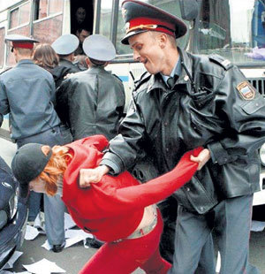 Министр внутренних дел считает, что милицейские методы воспитания недостаточно действительны и их пора усилить