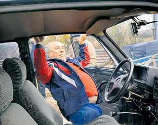 Так и не дождавшись положенной легковушки, бывший шофёр купил старенькую «Ниву» и сам подогнал её под себя