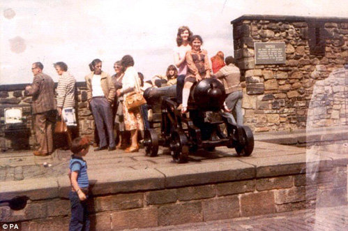 Эта фотография с безголовым призраком в армейской форме была сделана в военной крепости 22 года назад