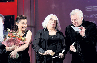 В прошлом году спонсоры фестиваля «Зеркало» подарили ШУКШИНОЙ, Аристарху ЛИВАНОВУ и другим именитым гостям «золотые» пластиковые карты