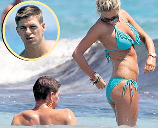 Стивен ДЖЕРРАРД не мог оторвать глаз от новых форм своей жены Алекс