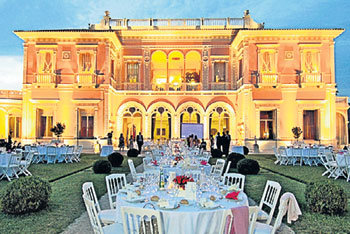 Гости не спешили занимать свои места за столами, наслаждаясь чудесными видами садов, окружающих виллу