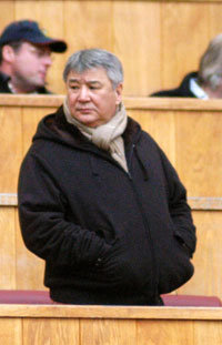 Алимжан ТОХТАХУНОВ  был то серьезен,...
