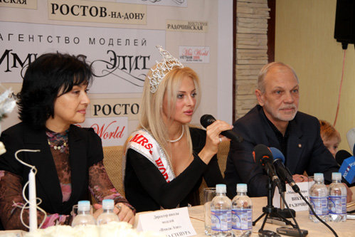 Виктория вместе со своими наставниками из местной кузницы красоты супругами Еленой и Михаилом Степурой