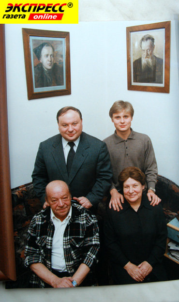 С родителями - отцом Тимуром Аркадьевичем, мамой Ариадной Павловной (дочерью  известного писателя Павла БАЖОВА) и с сыном