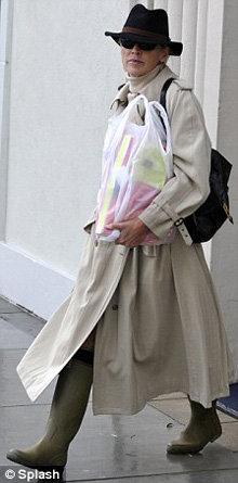 Несмотря на дождливый день, актриса была в тёмных очках. Фото Daily Mail