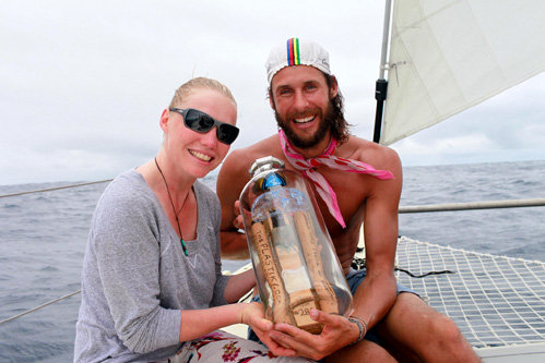 Дэвид и член команды, Джо Ройл, отправляют в море послание в бутылке - фото Thepiastiki.com