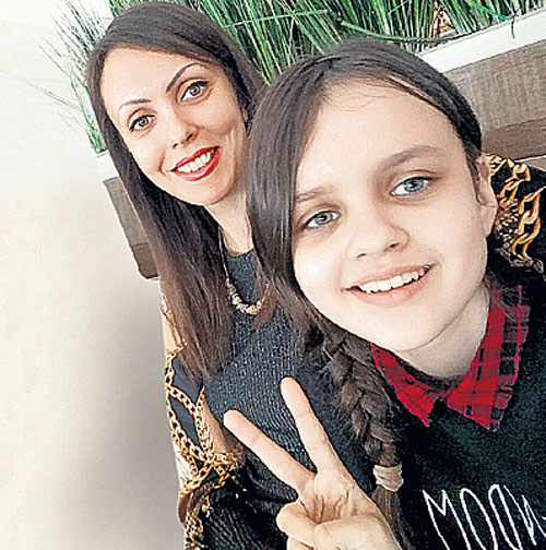 Последняя жена родила певцу дочь Женю, которой сейчас 13 лет. Последняя жена родила певцу дочь Женю, которой сейчас 13 лет.