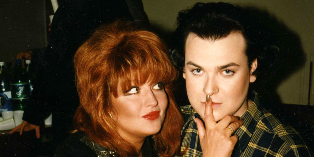 Әдемі қыздар аяқтарын жайып жіберді